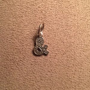 The symbol for and ‘&’ Pandora charm.